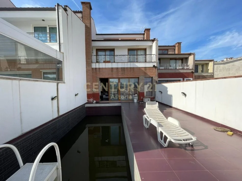 Tirane, jepet me qera Vile 3+1+Aneks+Ballkon Kati 3, 2.000 € (rezidenca kodra e diellit 1)