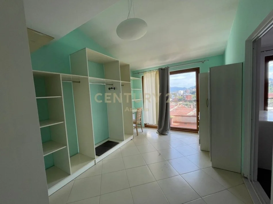 Tirane, jepet me qera Vile 3+1+Aneks+Ballkon Kati 3, 2.000 € (rezidenca kodra e diellit 1)