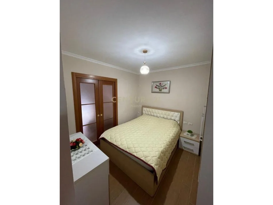 Tirane, jepet me qera apartament 2+1+Aneks+Ballkon Kati 3, 80 m² 600 € (Neom125579)
