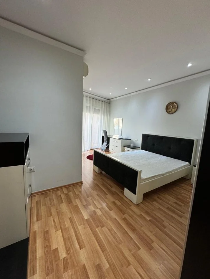 Tirane, jepet me qera apartament 2+1+Ballkon Kati 3, 100 m² 600 € (QIRA APARTAMENT 2+1 NE XHAMLLIK!)