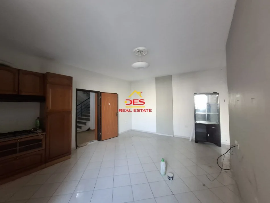 Vlore, shitet apartament 1+1+Ballkon Kati 2, 75 m² 130.000 € (Rruga Gjergj Kastrioti)