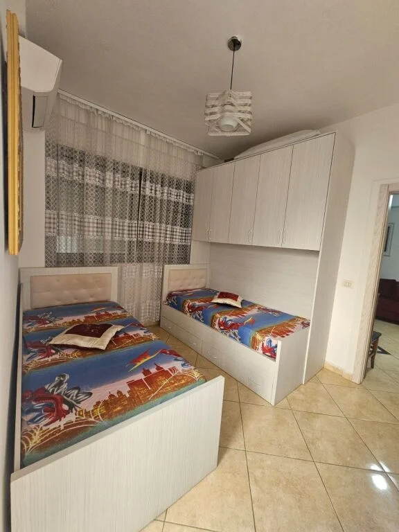 Shkembi Kavajes, jepet me qera apartament 2+1+Aneks+Ballkon Kati 1, 90 m² 350 € 