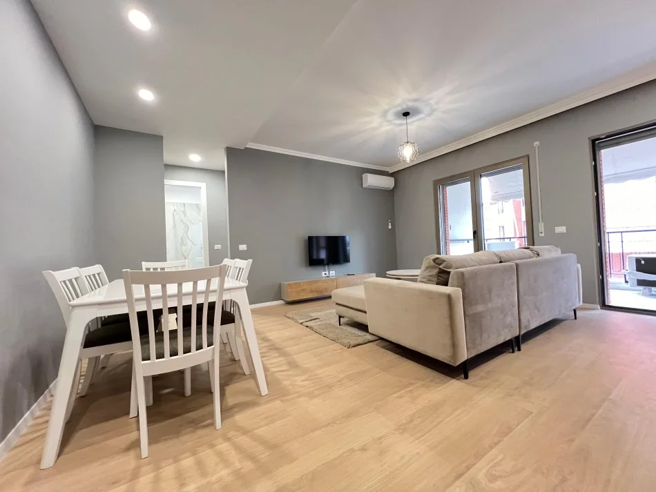 Tirane, jepet me qera apartament 1+1+Ballkon Kati 6, 70 m² 800 € (Rruga kavajes)