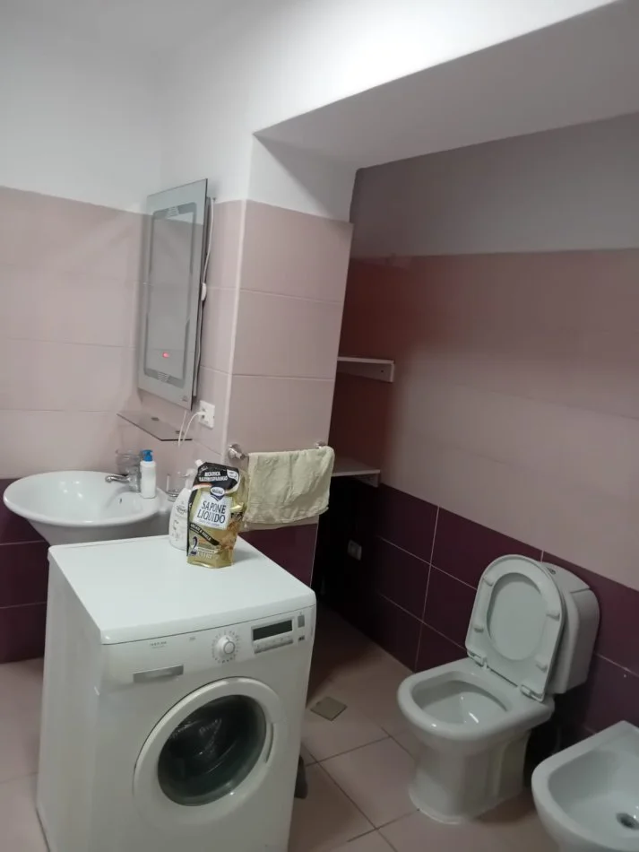 Tirane, jepet me qera apartament 1+1 Kati 1, 70 m² 500 € (PAZARI I RI)