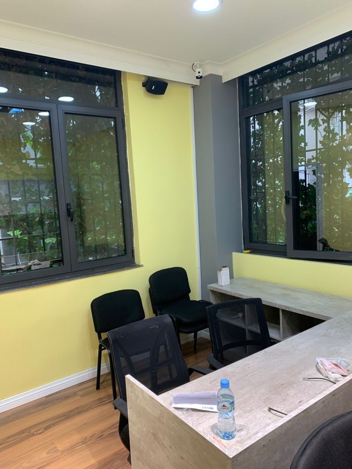 Tirane, jepet me qera zyre Kati 0, 200 m² 2.500 € (Bllok)
