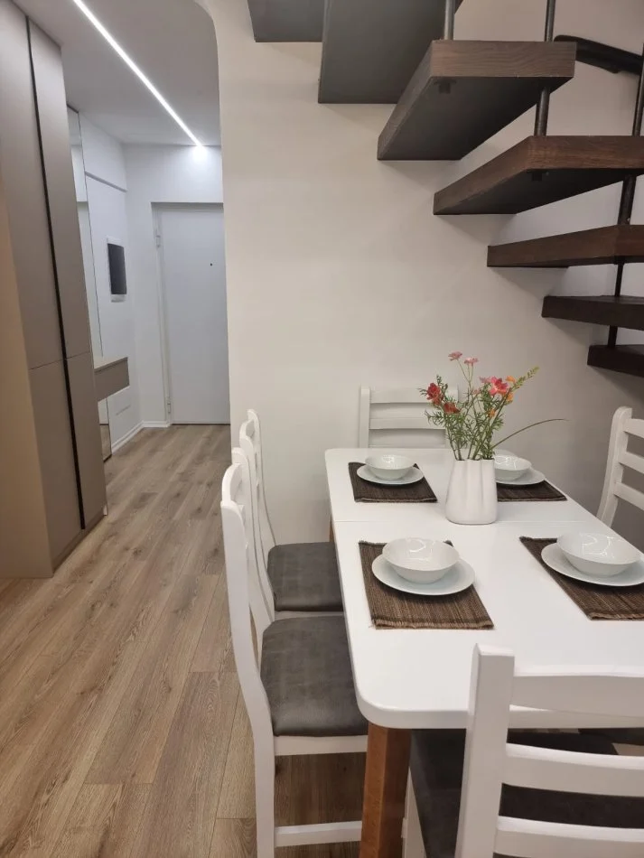 Tirane, jepet me qera apartament duplex 2+1+Aneks+Ballkon Kati 3, 145 m² 1500 € (Qendër)