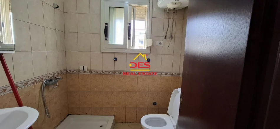 Vlore, jepet me qera apartament 2+1+Ballkon Kati 4, 110 m² 400 € (Rr Sazani, Vlorë)