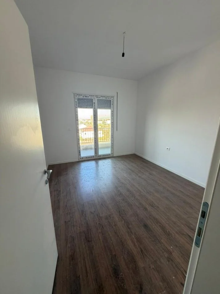 Tirane, jepet me qera apartament 2+1+Ballkon Kati 3, 99 m² 350 € (Apartament 2+1+2 Per Qera Kamez I Pabanuar Me Pare)