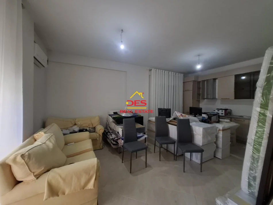 Vlore, jepet me qera apartament 1+1+Ballkon Kati 1, 75 m² 400 € (Rruga Çamëria)