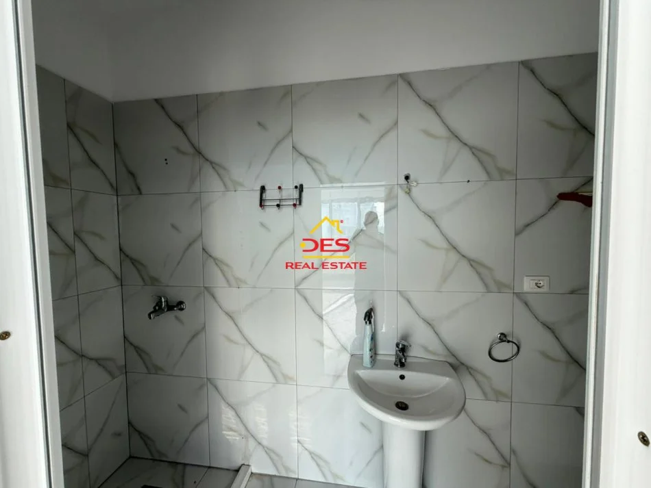 Vlore, jepet me qera ambjent biznesi Kati 2, 100 m² 1.000 € (Lungomare)