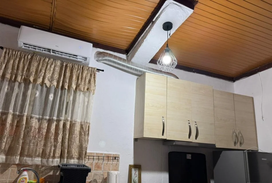 Tirane, jepet me qera shtepi 2+1 Kati 1, 80 m² 300 € (rruga Xhanfize Keko)
