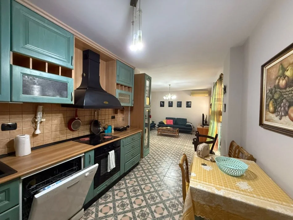 Tirane, jepet me qera apartament 2+1 Kati 6, 110 m² 650 € 