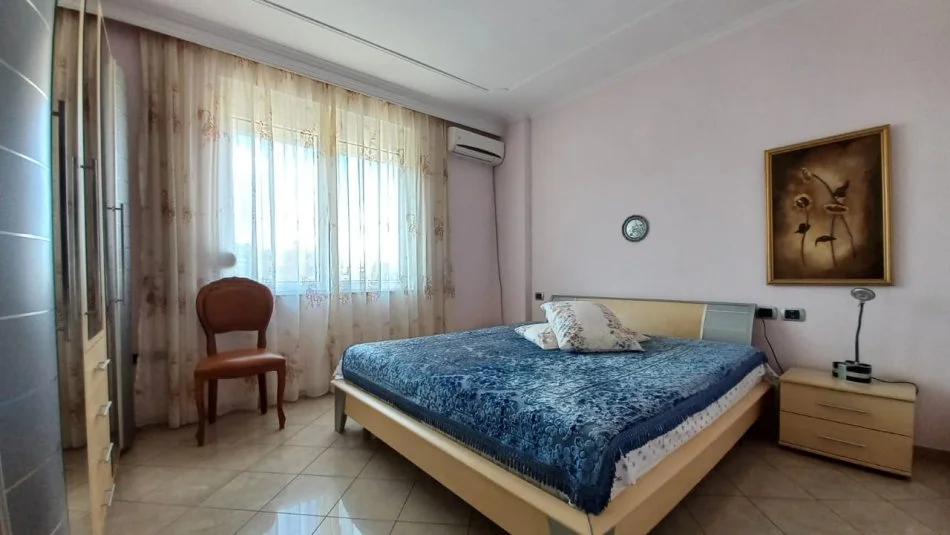 Tirane, jepet me qera 1+1 Kati 4, 61 m² 600 € (Bllok)
