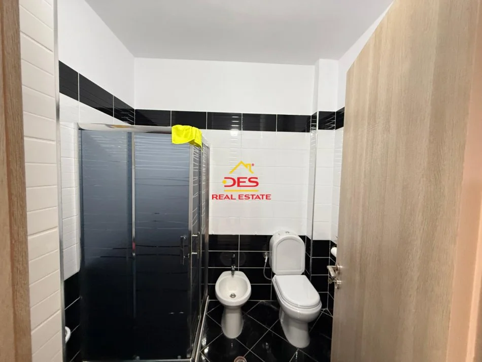 Vlore, jepet me qera apartament 2+1+Ballkon Kati 2, 110 m² 350 € (Rruga Çajupi)