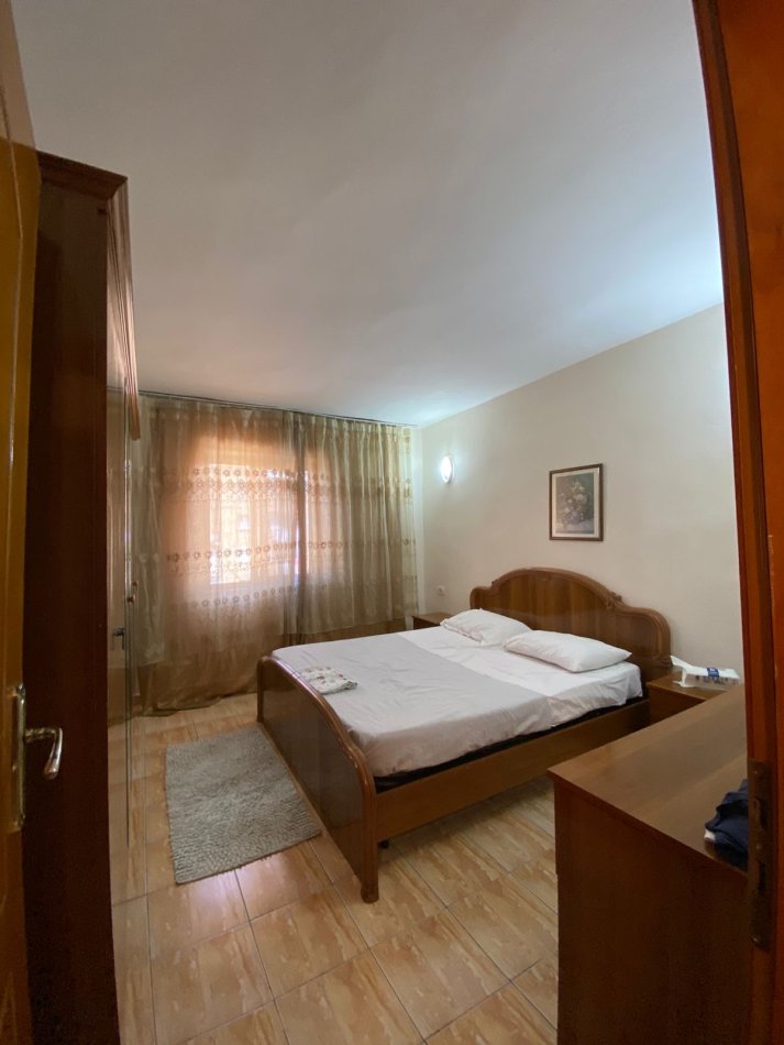 Tirane, jepet me qera apartament 1+1 Kati 3, 60 m² 300 € (ali demi)