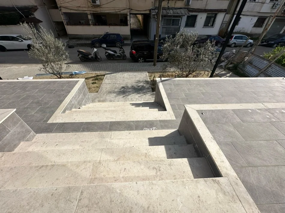 Tirane, shitet dyqan Kati 0, 82 m² 246.600 € (Alidemi)