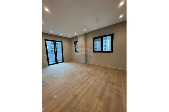 Tirane, jepet me qera apartament 2+1+BLK Kati 3, 130 m² 650 Euro (rruga kavajes)