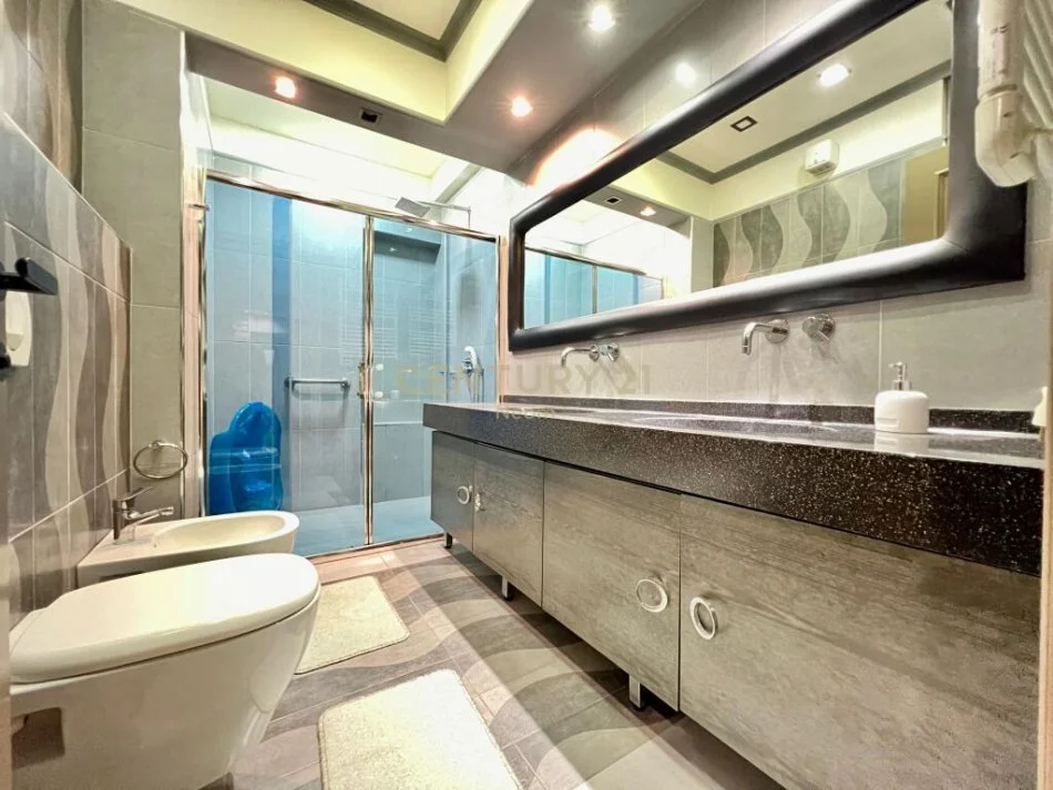 Tirane, jepet me qera apartament 2+1 Kati 4, 190 m² 1.900 € (qender)