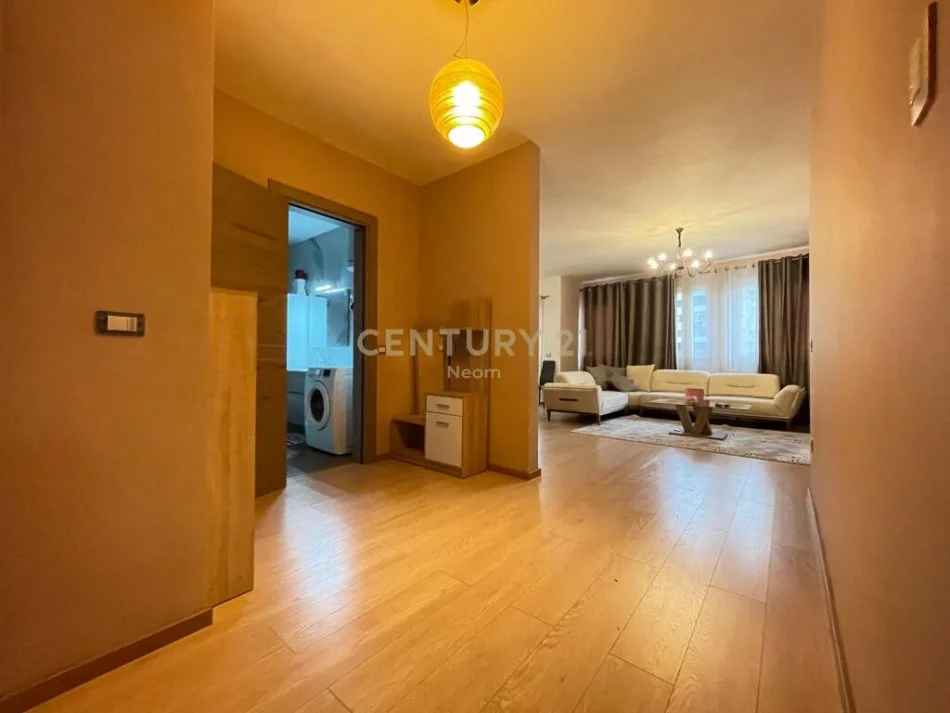 Tirane, jepet me qera apartament 2+1 Kati 3, 125 m² 700 € (kristal center)
