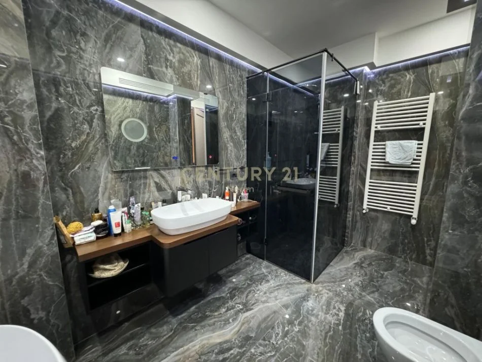 Tirane, shitet apartament 2+1 Kati 8, 138 m² 480.000 € (rruga e kavajes)