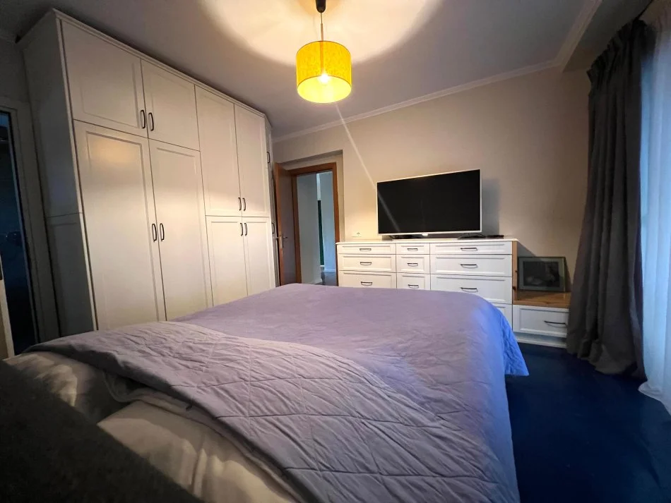 Tirane, jepet me qera apartament 3+1+Ballkon Kati 3, 800 € (rr.Barrikadave)