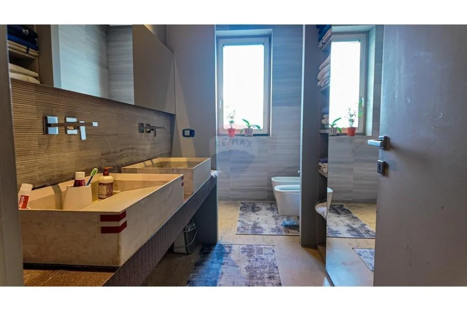 Tirane, shitet apartament 3+1+Ballkon Kati 8, 350 m² 650.000 € (kopshti Botanik)