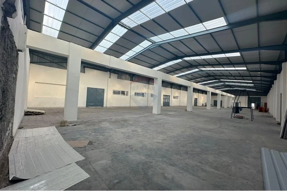 Tirane, jepet me qera magazine Kati 0, 1.000 m² 4.000 € (Rruga Kavajes)