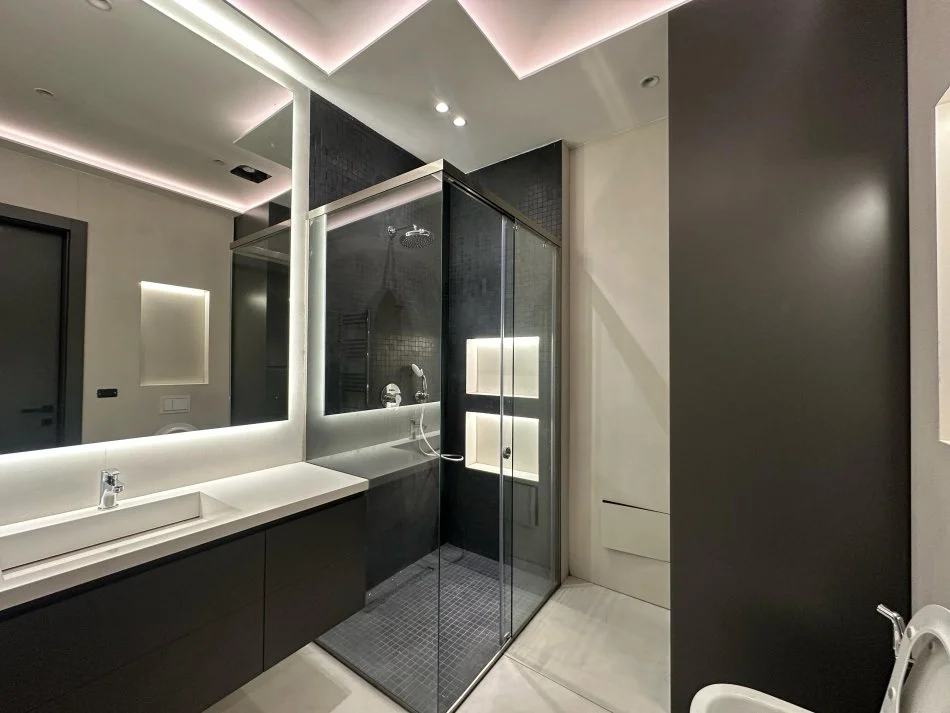 Tirane, jepet me qera apartament 1+1+Ballkon Kati 4, 78 m² 900 € (Kompleksi Delijorgji, Rruga e Kavajës)