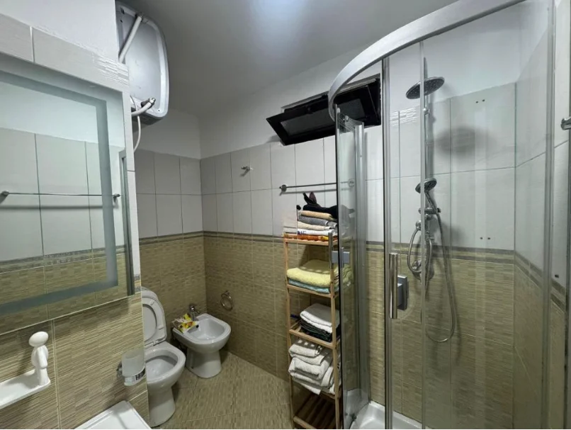 Tirane, jepet me qera apartament 2+1 , 120 m² 1.100 € 