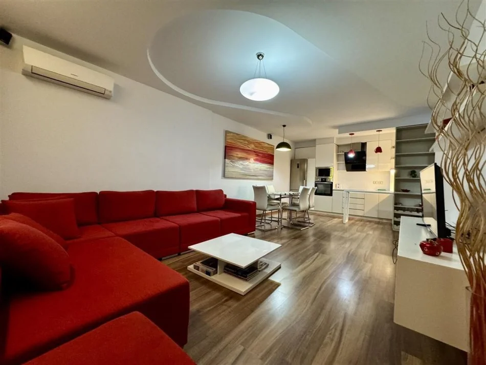 Tirane, jepet me qera apartament 1+1+Ballkon Kati 10, 67 m² 700 € (KOMUNA E PARISIT)