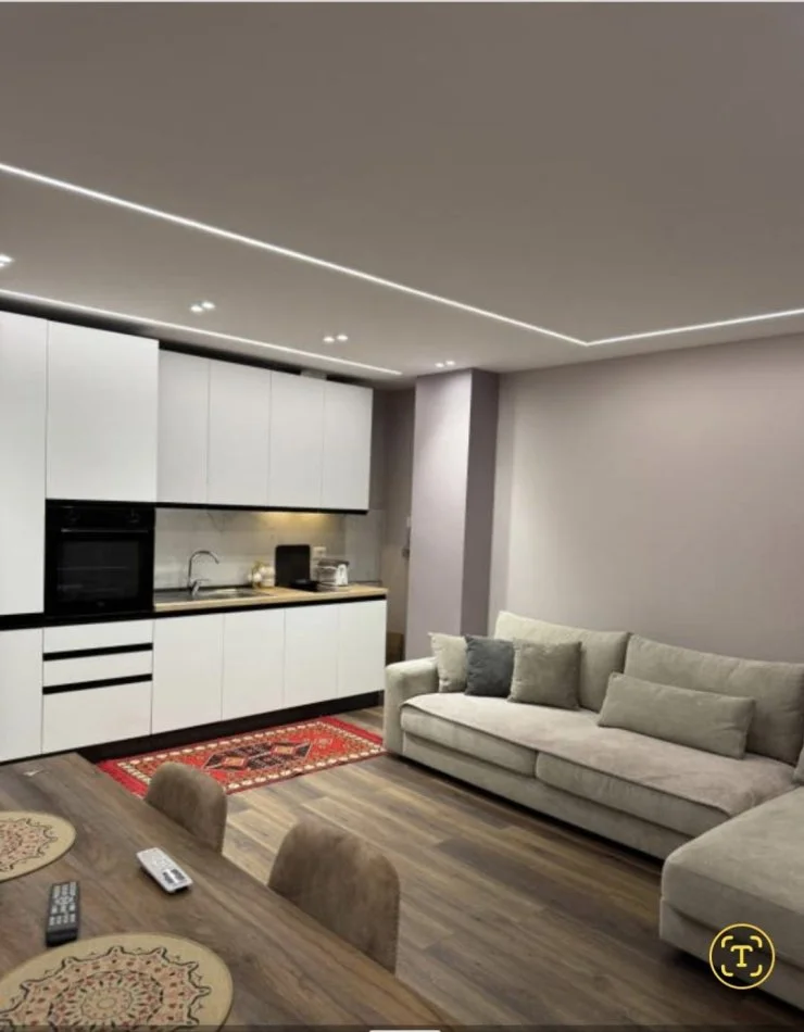 Tirane, jepet me qera apartament 1+1+Ballkon Kati 10, 70 m² 700 € (STACIONI I TRENIT)