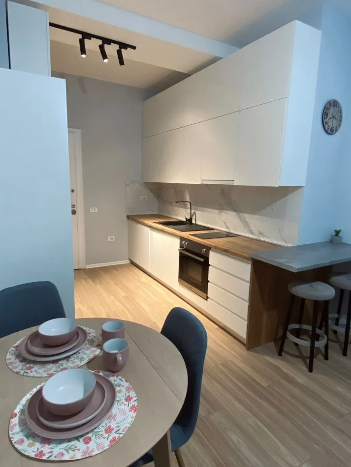 Tirane, jepet me qera apartament 1+1+Ballkon Kati 5, 60 m² 60.000 LEKE 21 DHJETORI