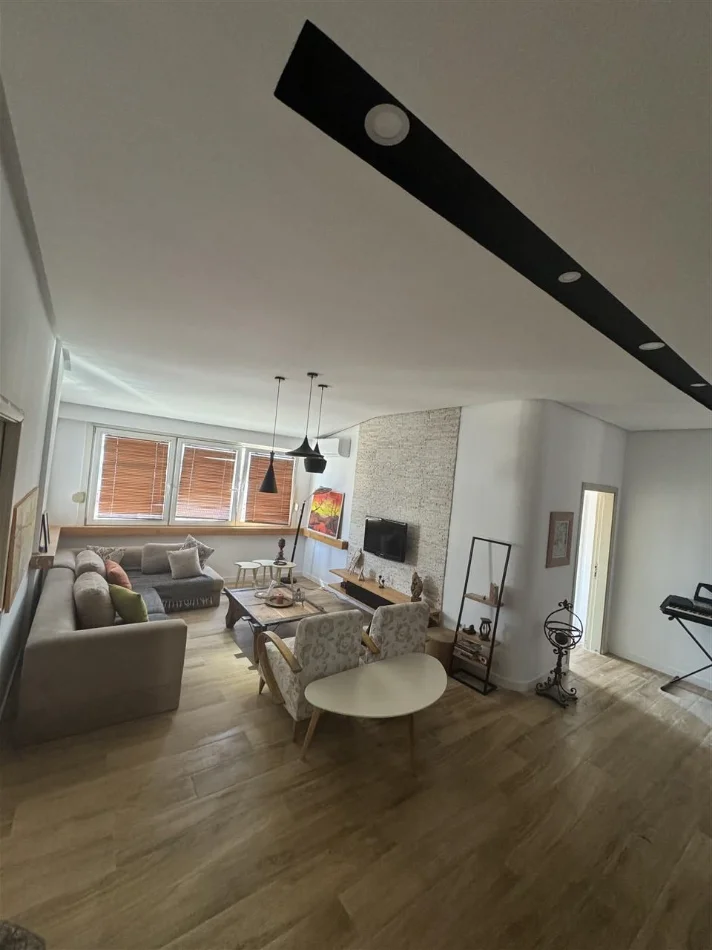 Tirane, jepet me qera apartament 2+1+Ballkon Kati 7, 114 m² 800 € (STACIONI I TRENIT)