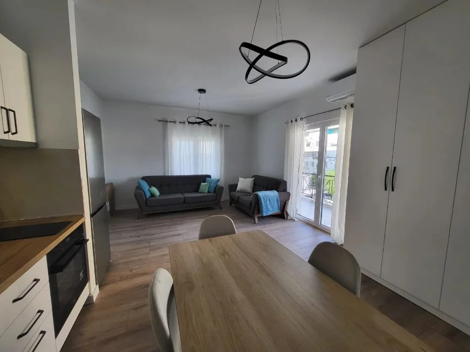 Tirane, jepet me qera apartament 1+1+Ballkon Kati 4, 60 m² 550 € (ISH PARKU RRUGA E KAVAJES)