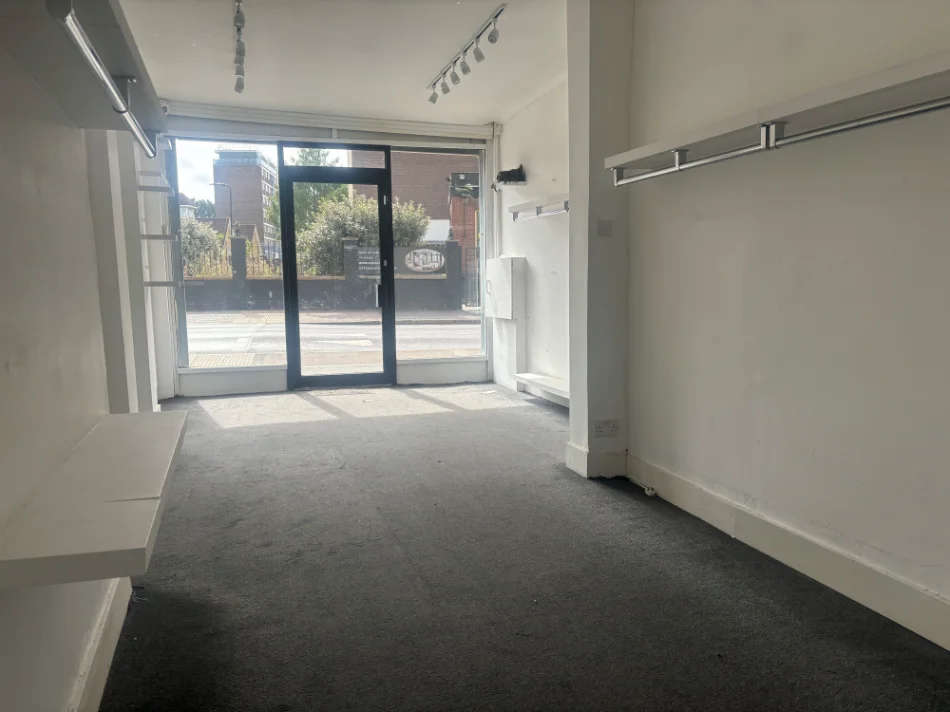 Tirane, jepet me qera dyqan Kati 0, 74 m² 1.600 € (rruga e kavajes)