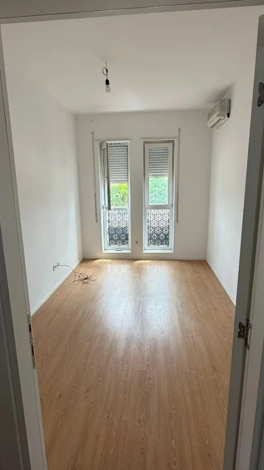 Tirane, jepet me qera apartament 1+1+Ballkon Kati 5, 96 m² 550 € (RRUGA E DIBRES)