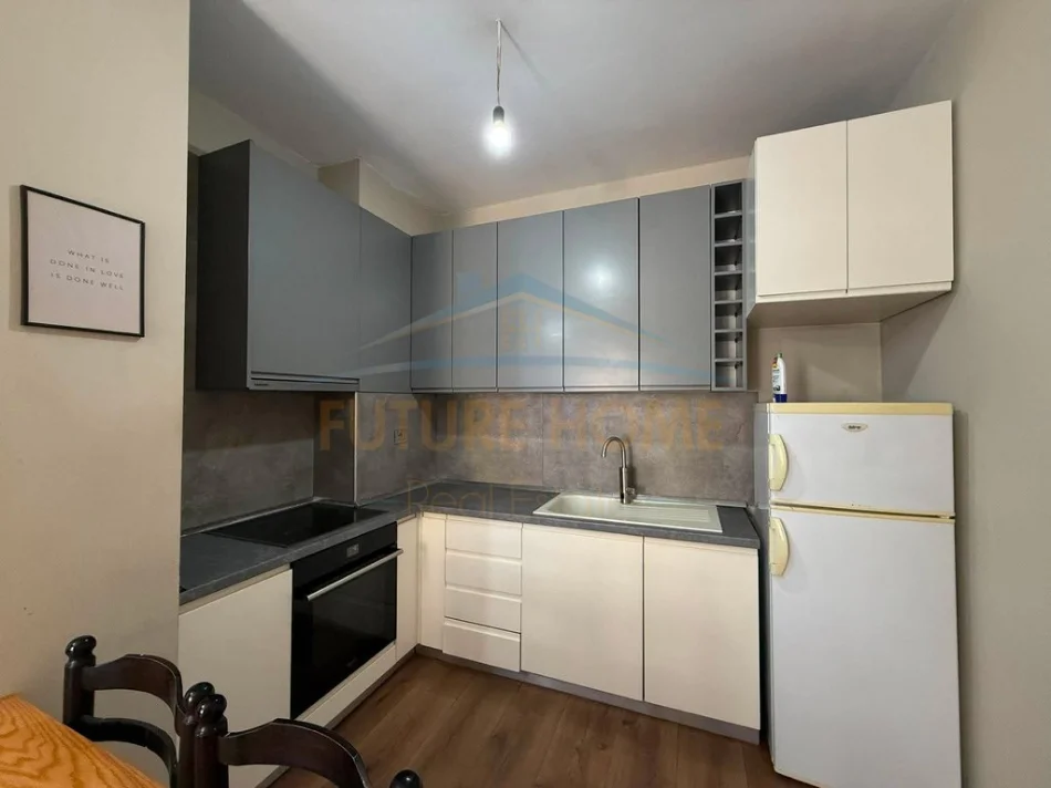 Tirane, shitet apartament 1+1 Kati 5, 55 m² 105.000 € (Pallatet Cabej)