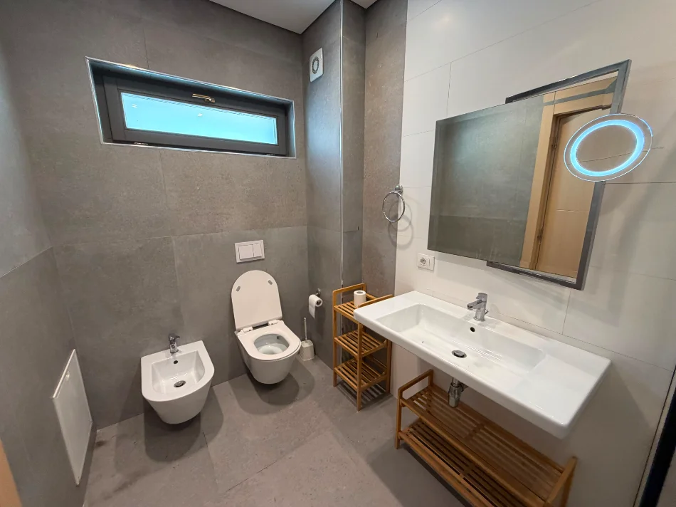 Tirane, jepet me qera Vile Vile 2 Katshe Kati 0, 236 m² 1.600 € (TEG)