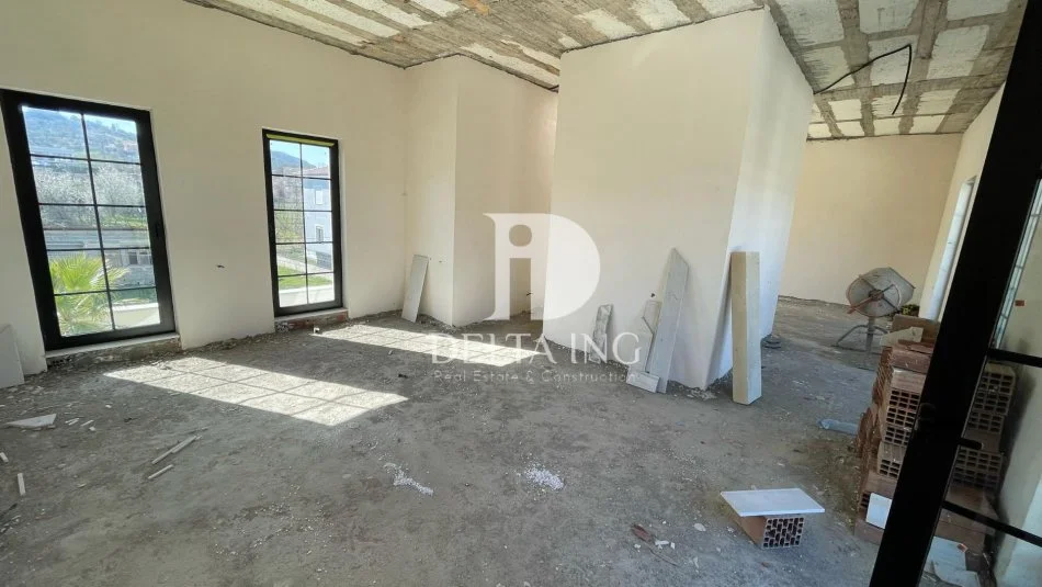 Tirane, shitet Vile 2+1 Kati 0, 260 m² (Mjull-Bathore)