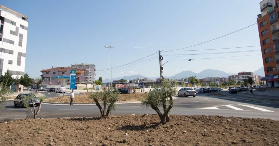 Tirane, jepet me qera ambjent biznesi Kati 0, 62 m² 400 € (Yzberisht)