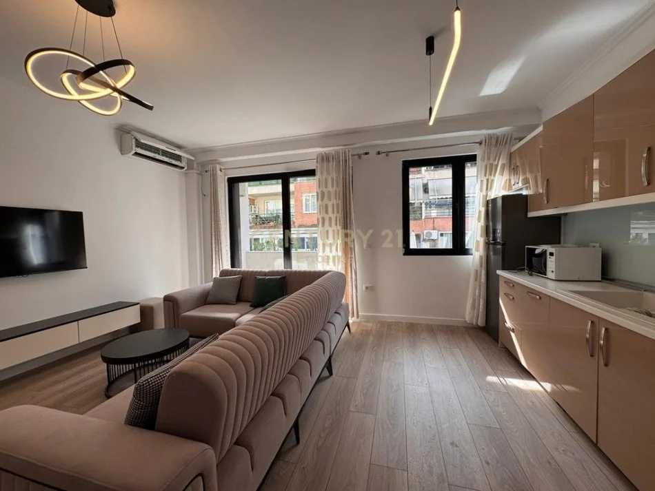 Tirane, jepet me qera apartament 2+1 Kati 2, 83 m² 800 € (Rruga e Ullinjve)
