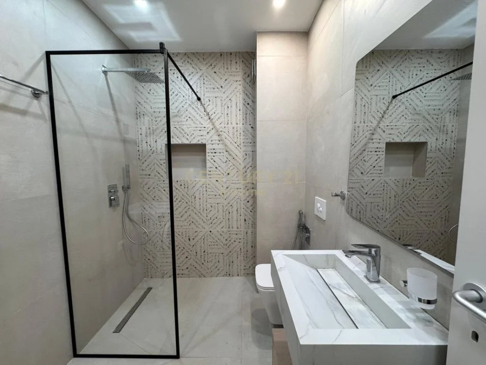 Tirane, jepet me qera apartament 2+1 , 800 € (Kodra e diellit)