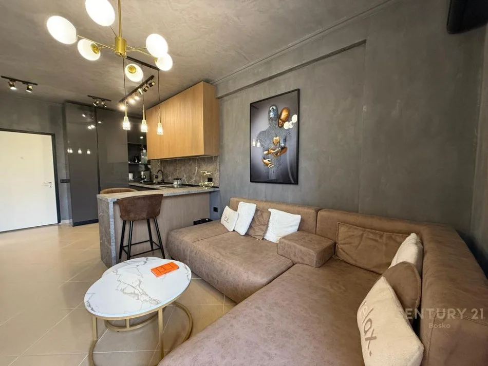 Jepet me qera 1+1 Kati 4, 67 m² 600 € (Shkoze)