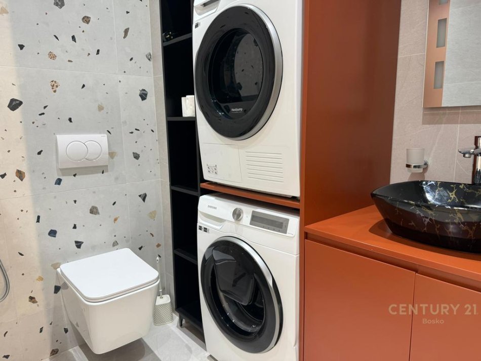 Tirane, jepet me qera apartament 2+1 Kati 5, 116 m² 600 € (Shkoze)