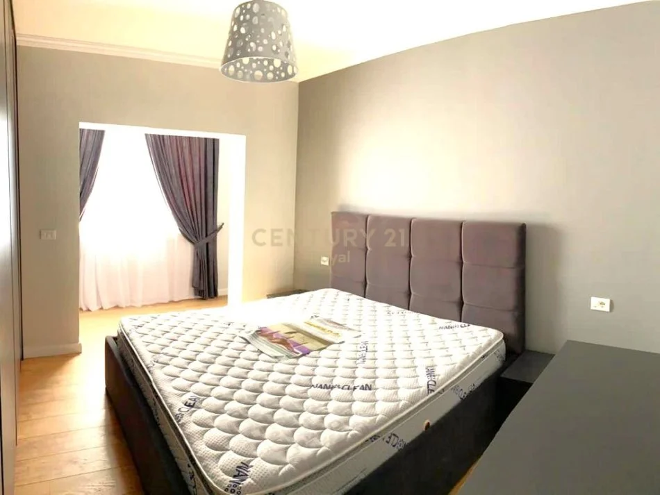 Tirane, jepet me qera apartament 2+1 , 70 m² 800 € (Bllok)