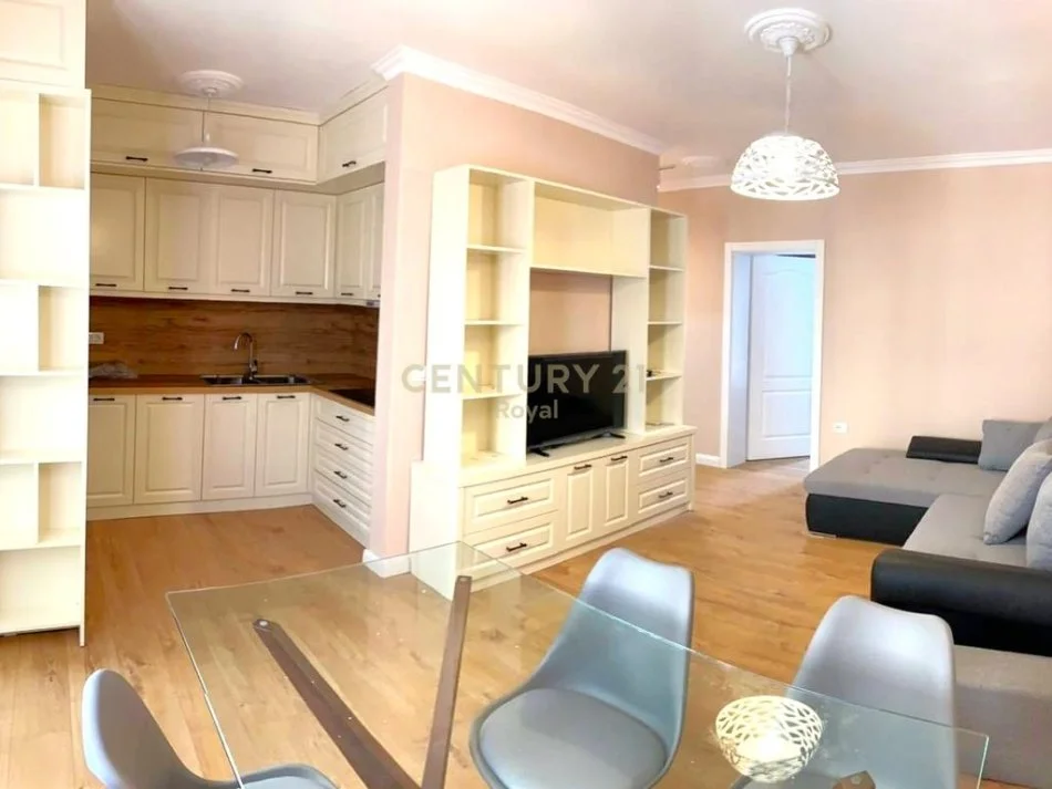 Tirane, jepet me qera apartament 2+1 , 70 m² 800 € (Bllok)