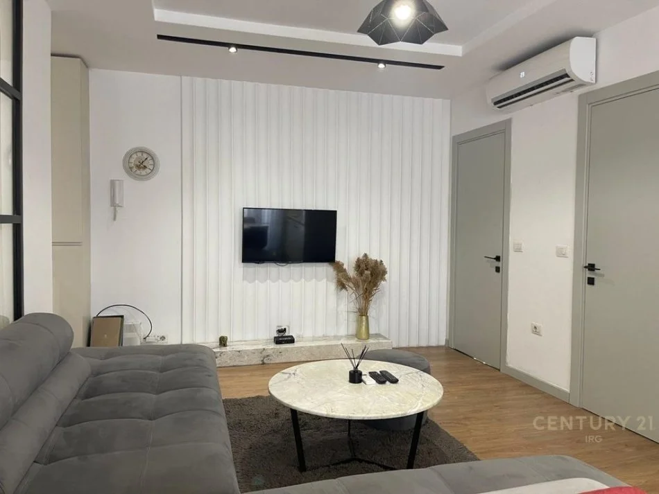 Tirane, jepet me qera apartament 2+1 Kati 2, 65 m² 650 €