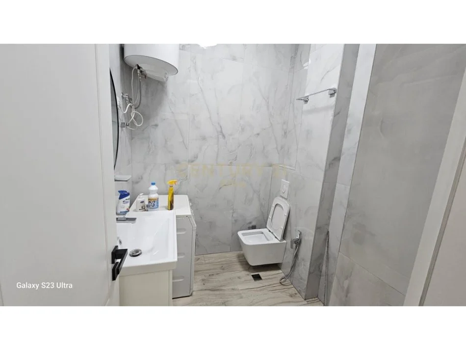 Tirane, jepet me qera apartament 2+1 Kati 2, 82 m² 700 € (Xhamllik)