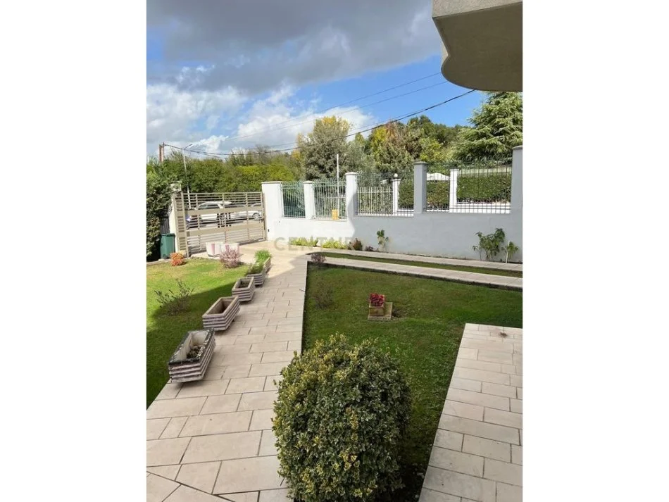 Tirane, jepet me qera apartament 2+1+Aneks+Ballkon Kati 2, 150 m² 800 € (Neom125520)