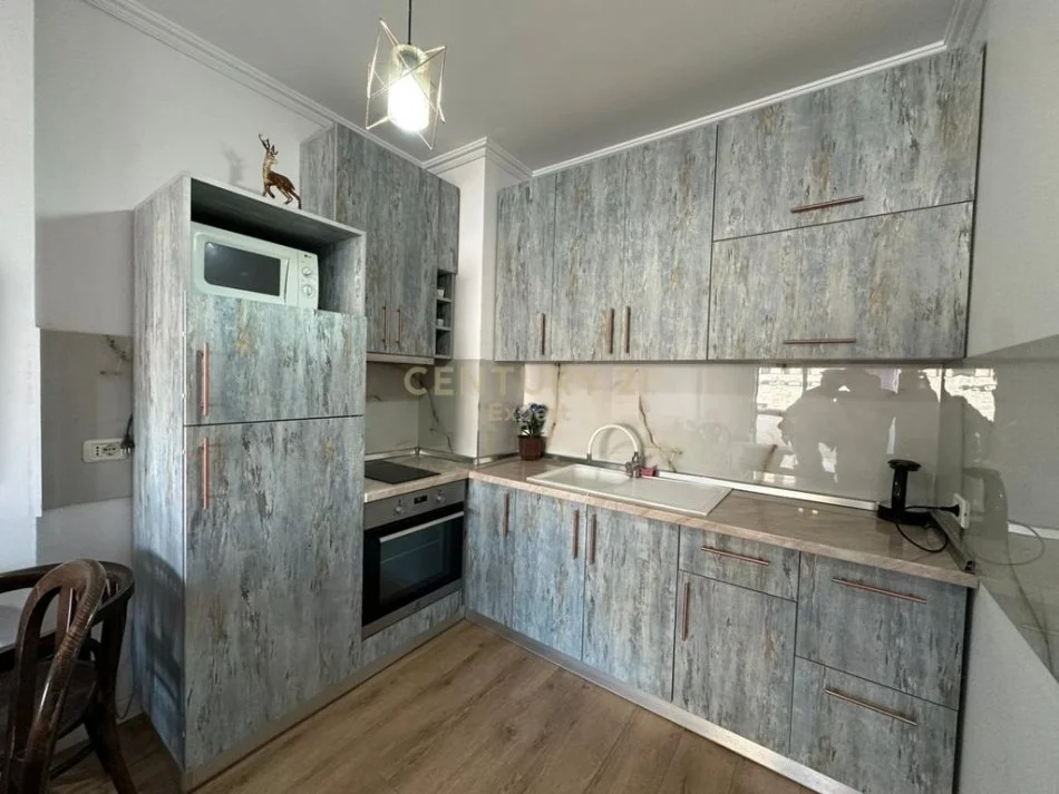 Tirane, jap me qera apartament 1+1 Kati 4, 64 m² 500 € (Siri Kodra)
